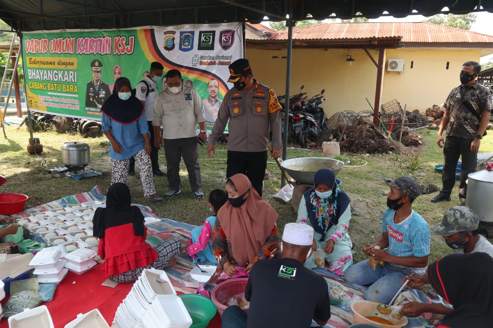 Melalui Dapur Umum Kapolres Batu Bara Bantu Masyarakat Terdampak Covid-19
