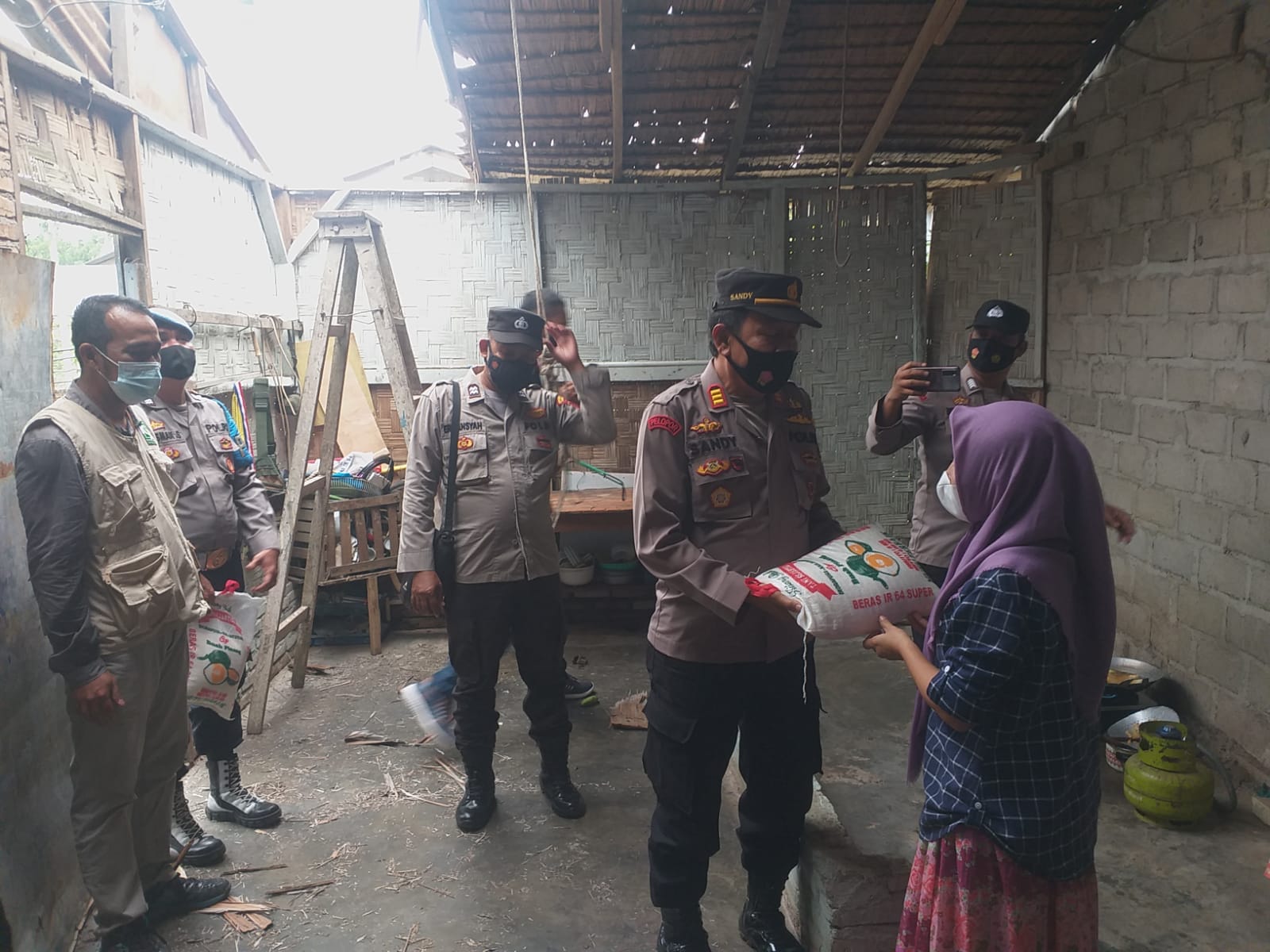 Polsek Lima Puluh Bersama KSJ Berbagi Sembako Pada Korban Bencana Alam