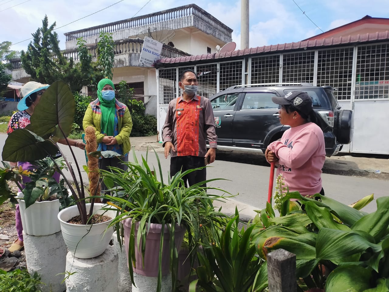 Jelang HUT RI 76 Warga Desa Batu Karang Bergotong Royong Bersama Muspika 