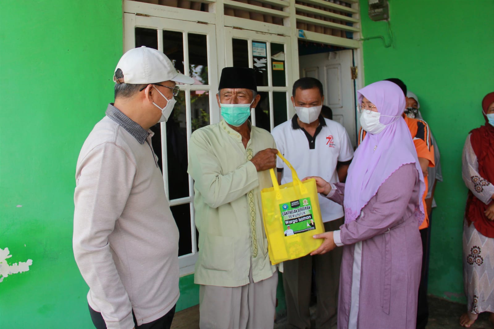 Gubernur Rohidin dan Kagama Berikan Perhatian Bagi Warga Isoman