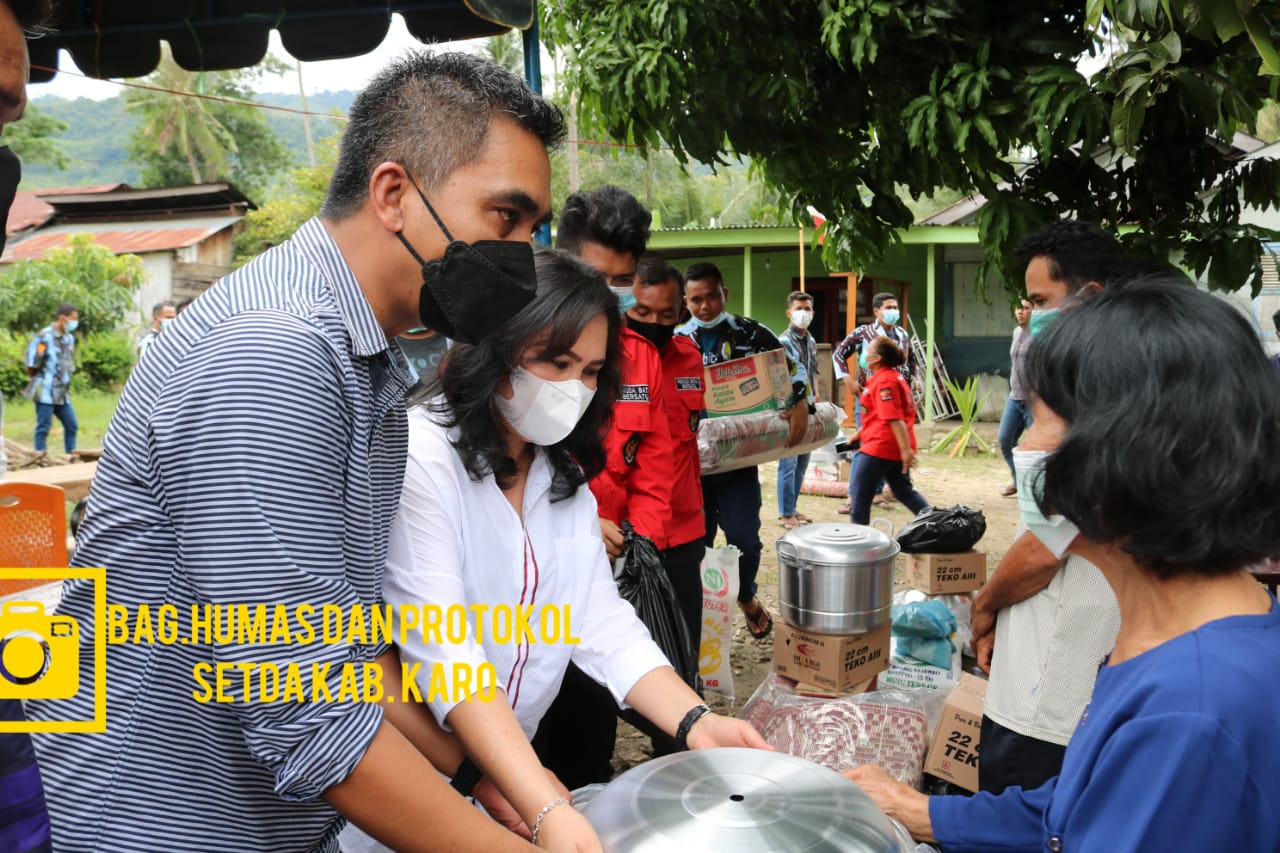 Wabup Karo Serahkan Bantuan Bagi Korban Bencana Kebakaran
