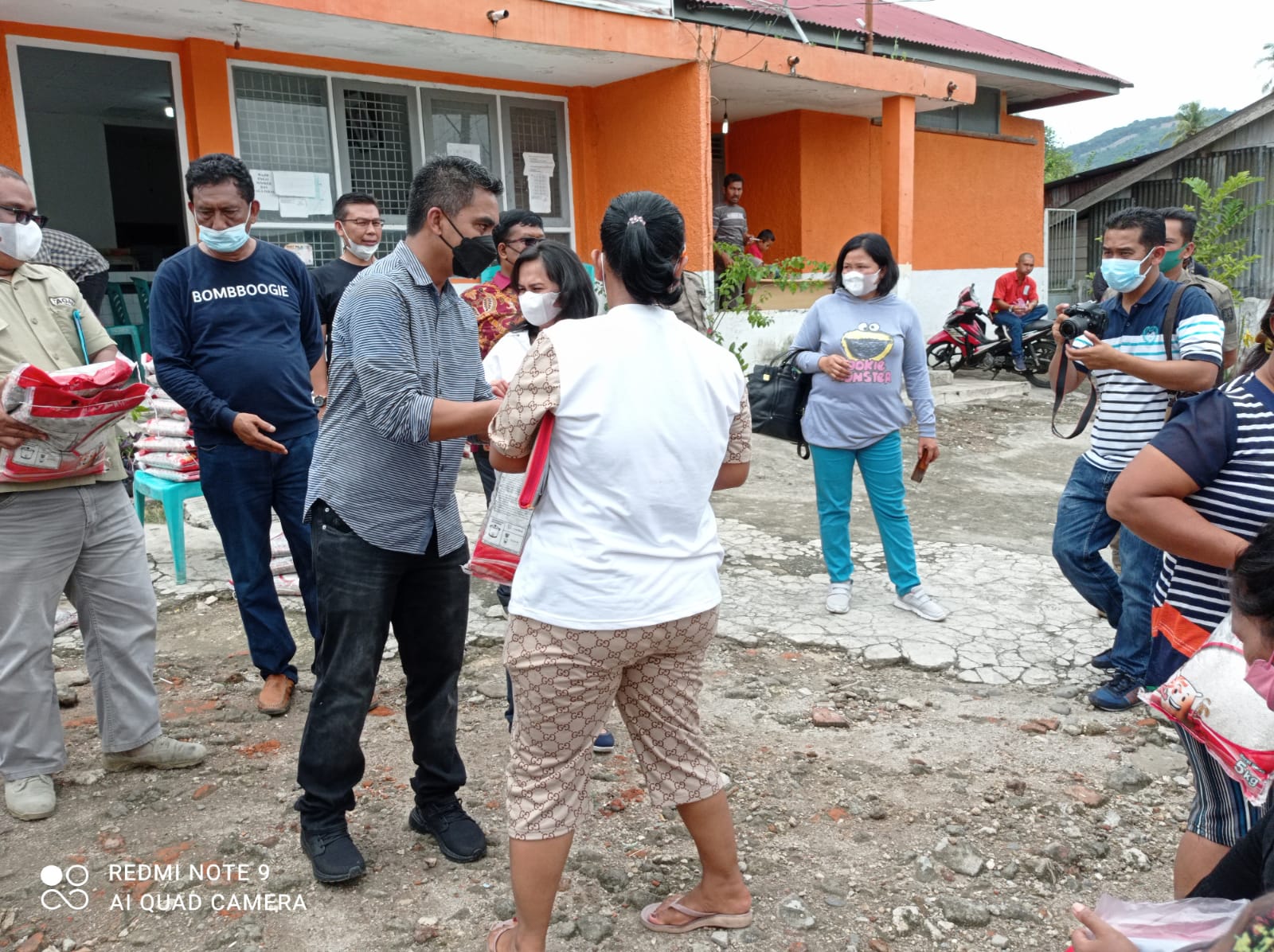 Wabup Karo Salurkan Bantuan Beras PPKM