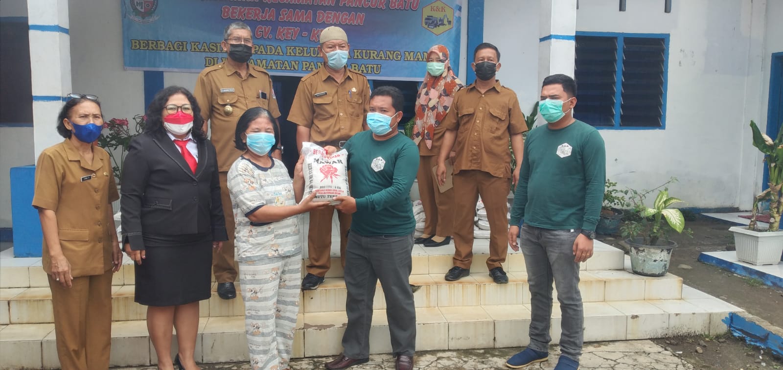 CV Key Key Bagikan 750 Karung Beras Kepada Warga Pancur Batu