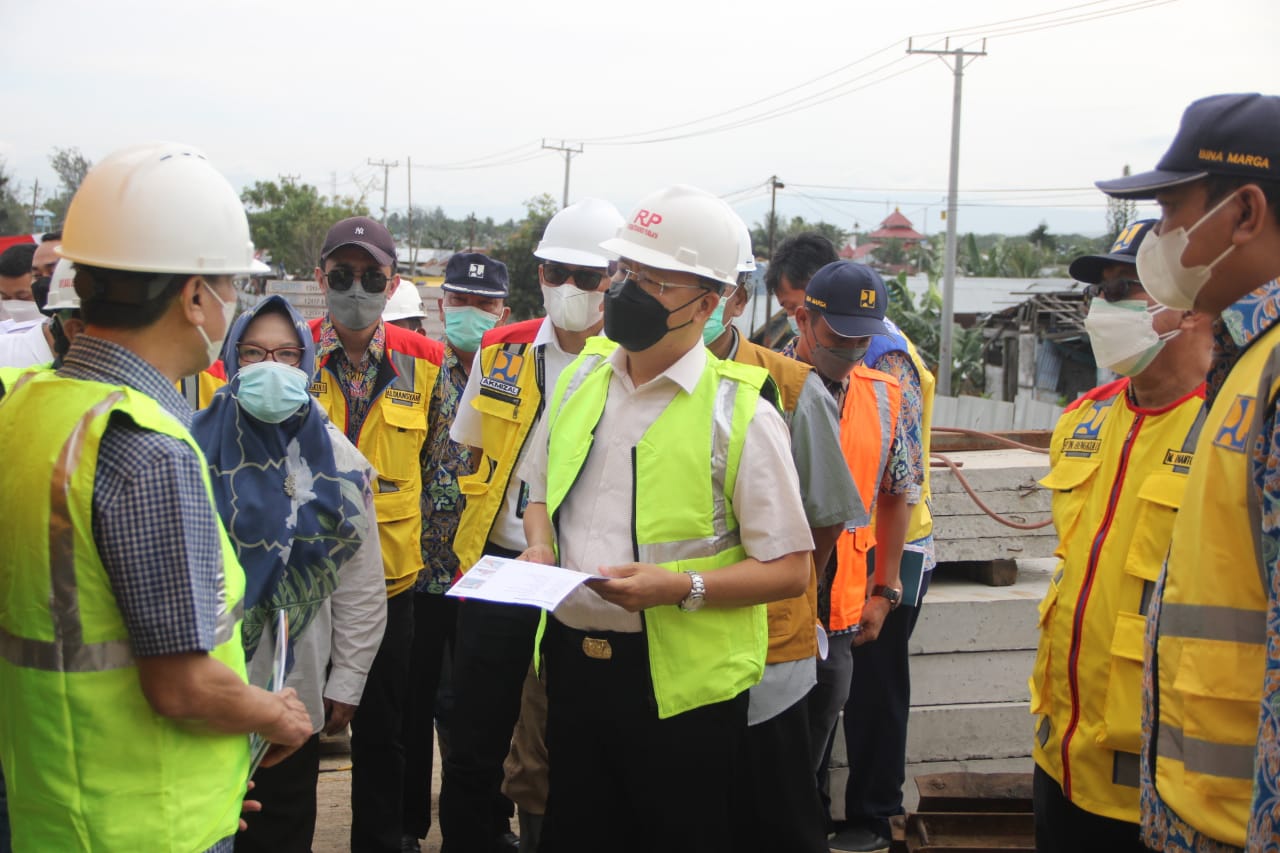 Tinjau Jembatan Pulau Baai 2 Gubernur Rohidin Ingatkan Pentingnya Pelibatan Masyarakat Hingga Keselamatan Kerja