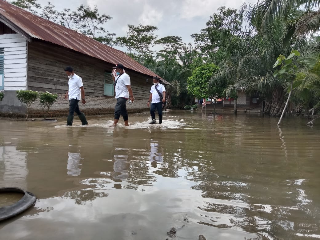 Kadin Batu Bara Berikan Sembako Untuk Korban Banjir di Nibung Hangus