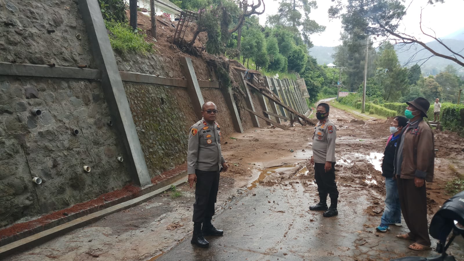 Longsor di Bukit Gundaling Berastagi Satu Bangunan Cafe Hancur