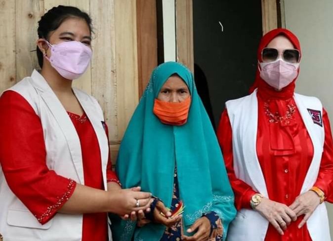 Kahiyang Ayu Serahkan Kunci Rumah Baru Bagi Korban Kebakaran