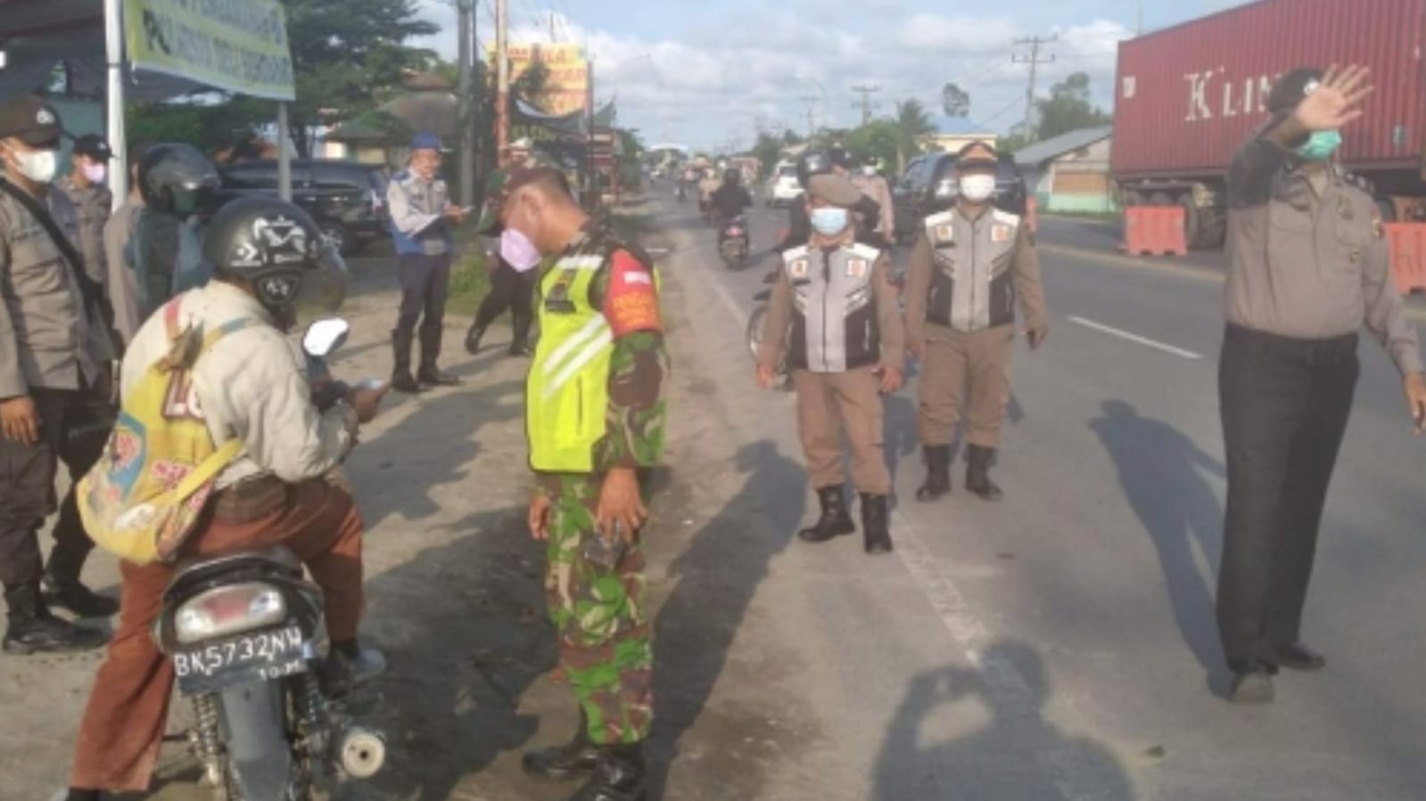 Petugas Gabungan Lakukan Penyekatan Kepada Warga yang Masuki Deliserdang