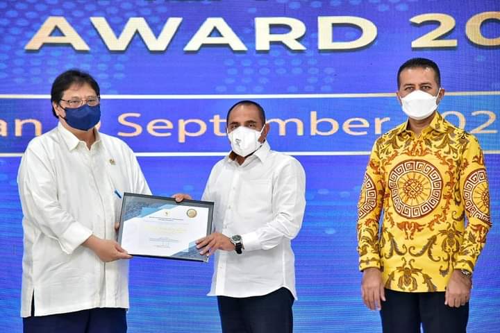 Menko Airlangga Serahkan Piala TPID Award 2021