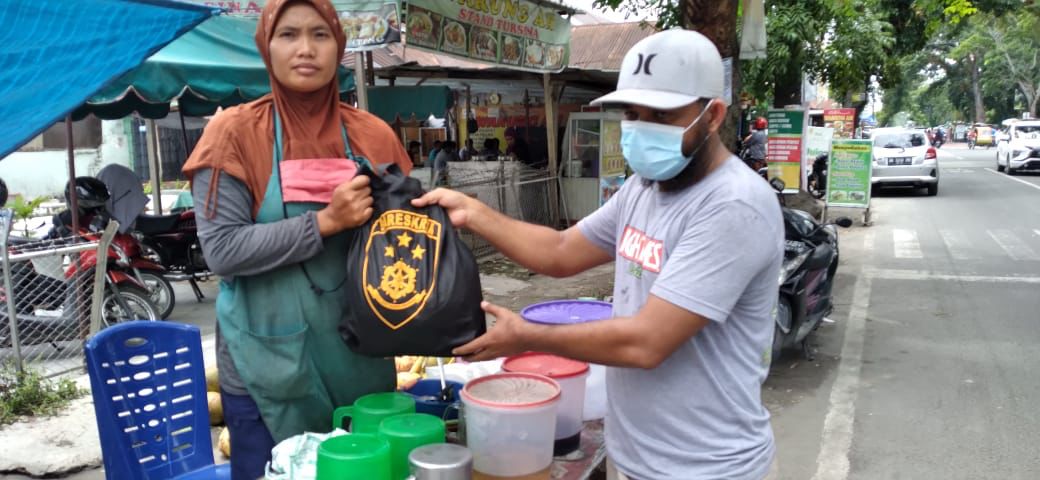 Ratusan PKL Jalan STM Medan Dapat Bantuan Sembako dari Kabareskrim Polri