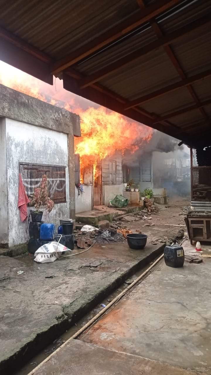 Sijago Merah Mengamuk Tiga Rumah di Desa Perbesi Ludes Terbakar