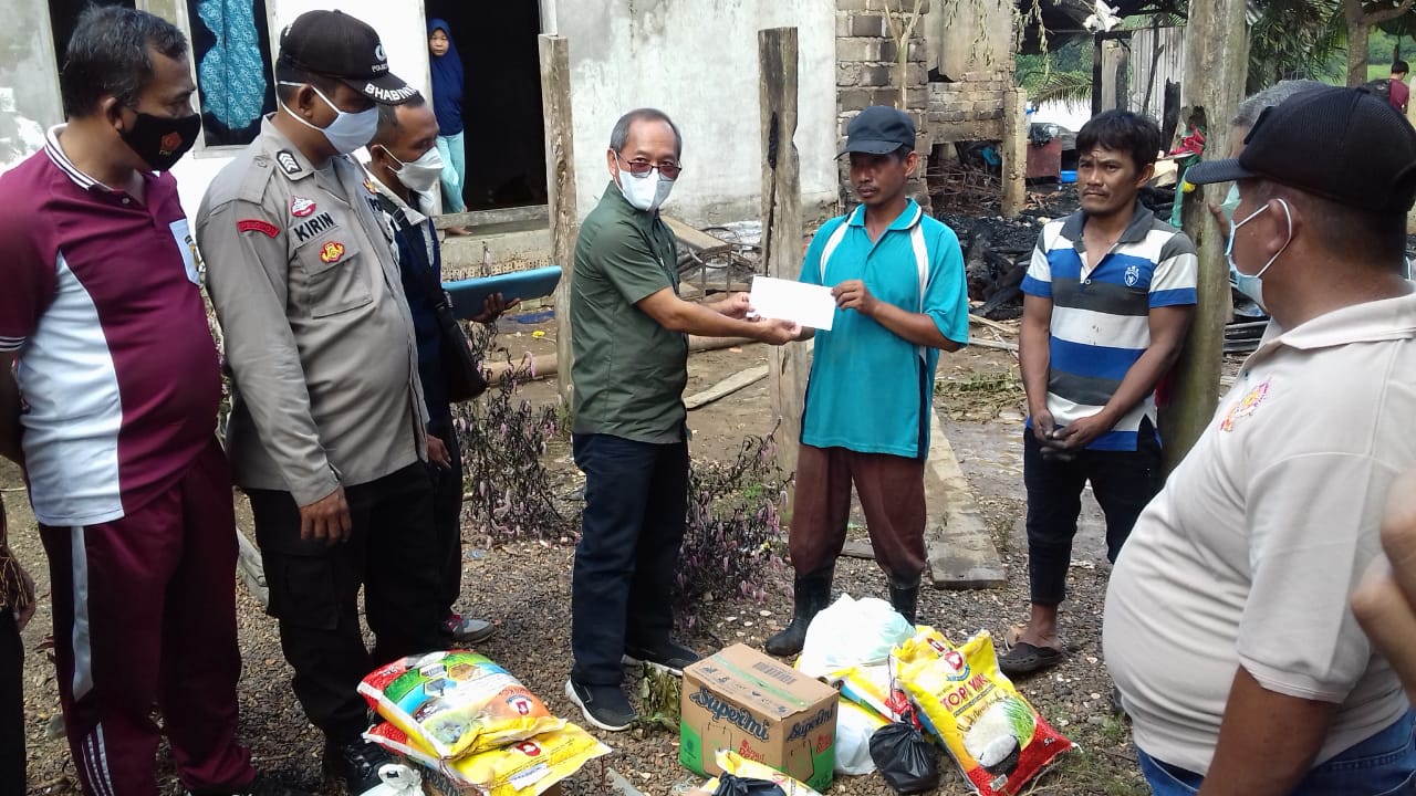 Kebakaran di Lawang Wetan Bupati Muba Dodi Reza Langsung Beri Bantuan