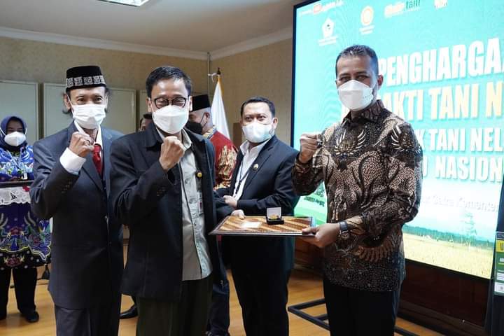 Musa Rajekshah Terima Penghargaan Lencana Adhi Bhakti Tani Nelayan
