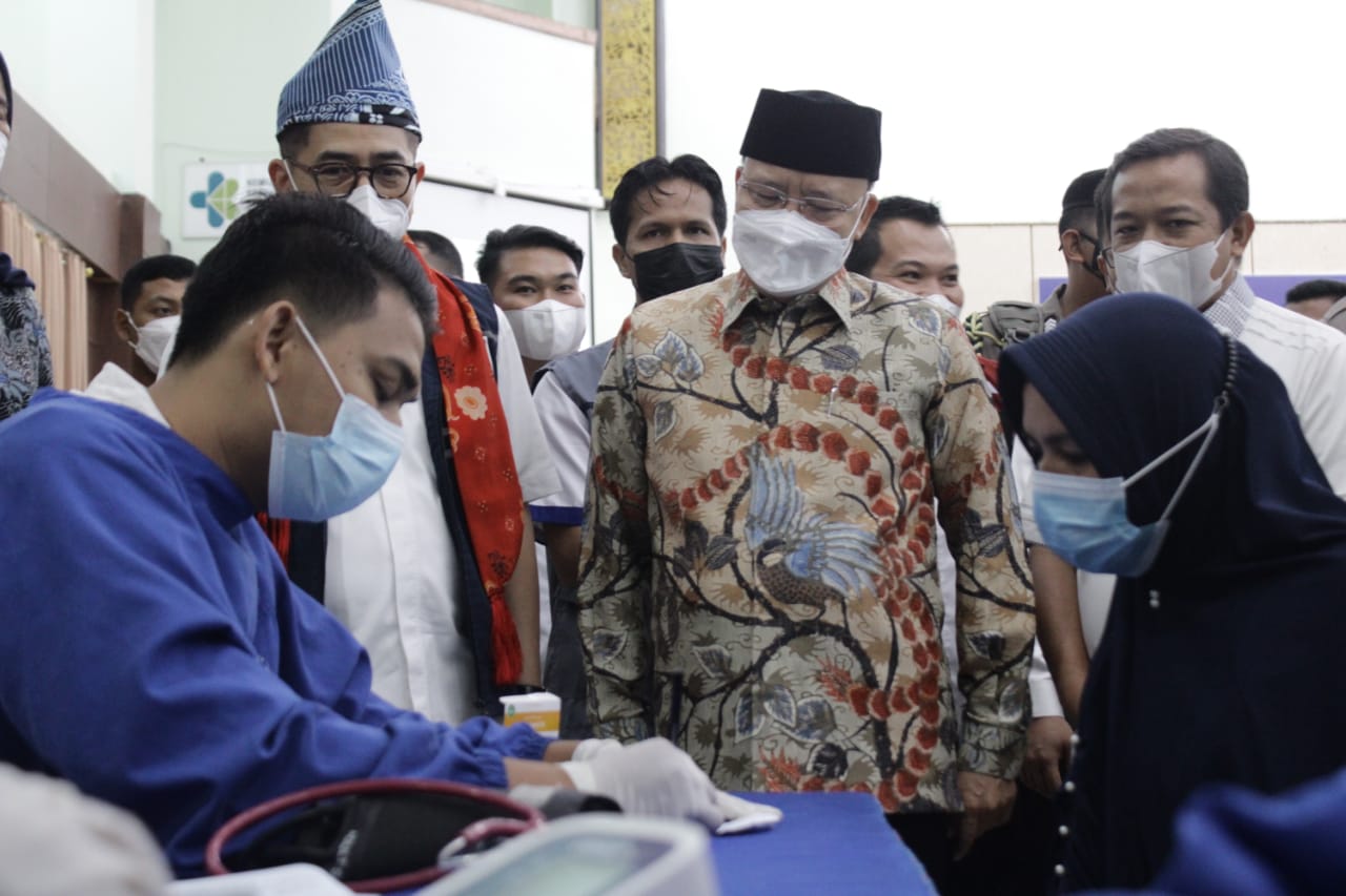 Gubernur Rohidin dan Ketum Kadin Tinjau Vaksinasi Massal
