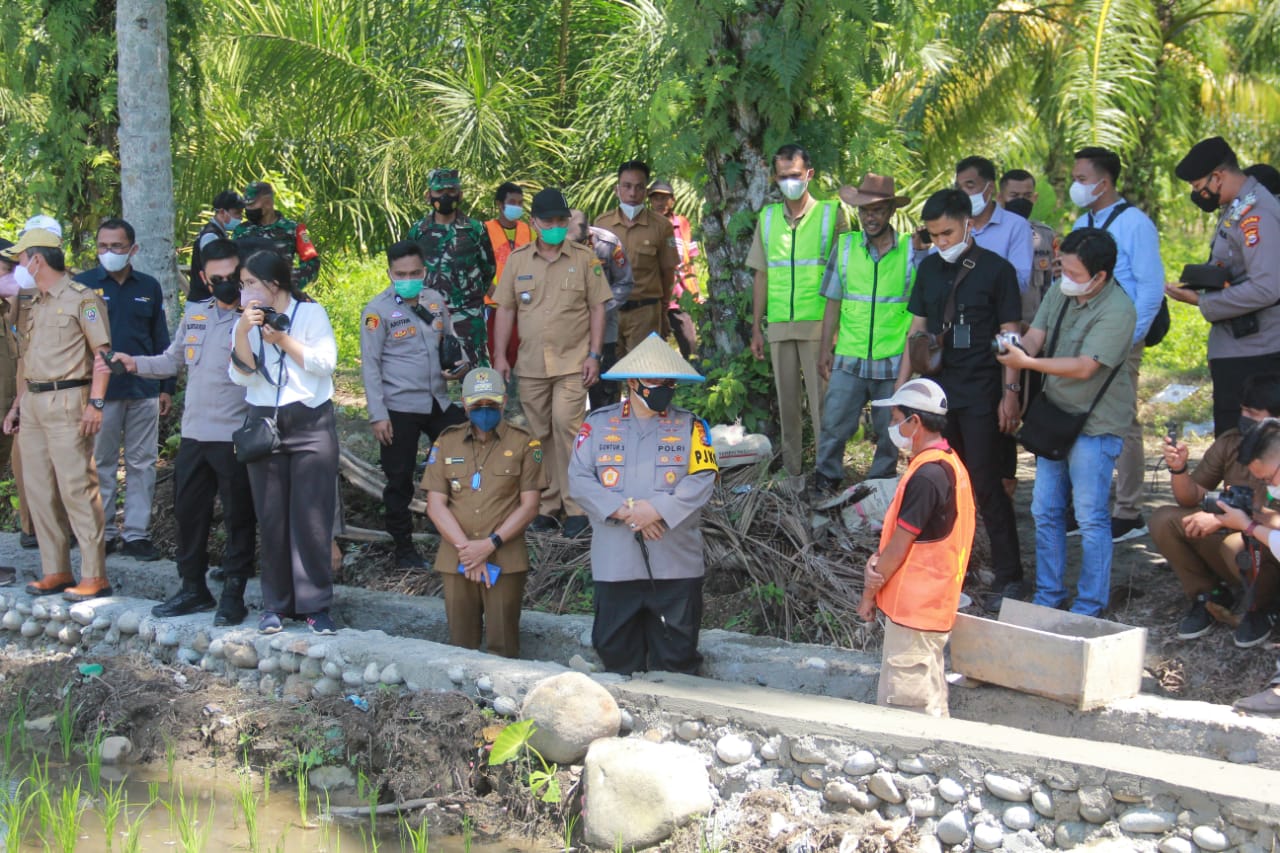 Gubernur Rohidin Tinjau Program Padat Karya P3TGAI Desa Tanjung Besar