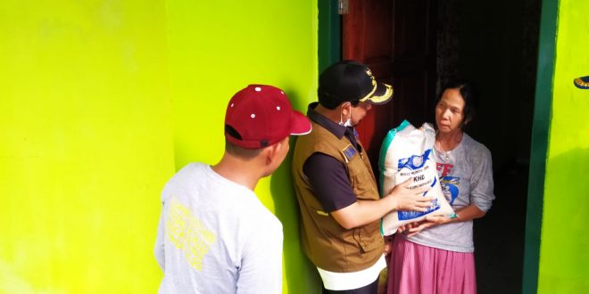 Pikul Beras PKHD Wawali Serahkan Langsung ke Warga Kurang Mampu