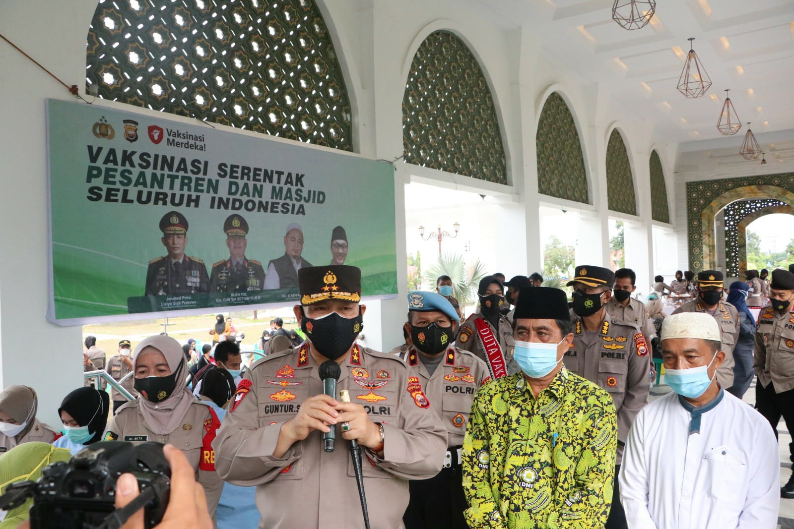 Vaksinasi di Masjid At-Taqwa Kapolda Ingatkan Tetap Disiplin Prokes