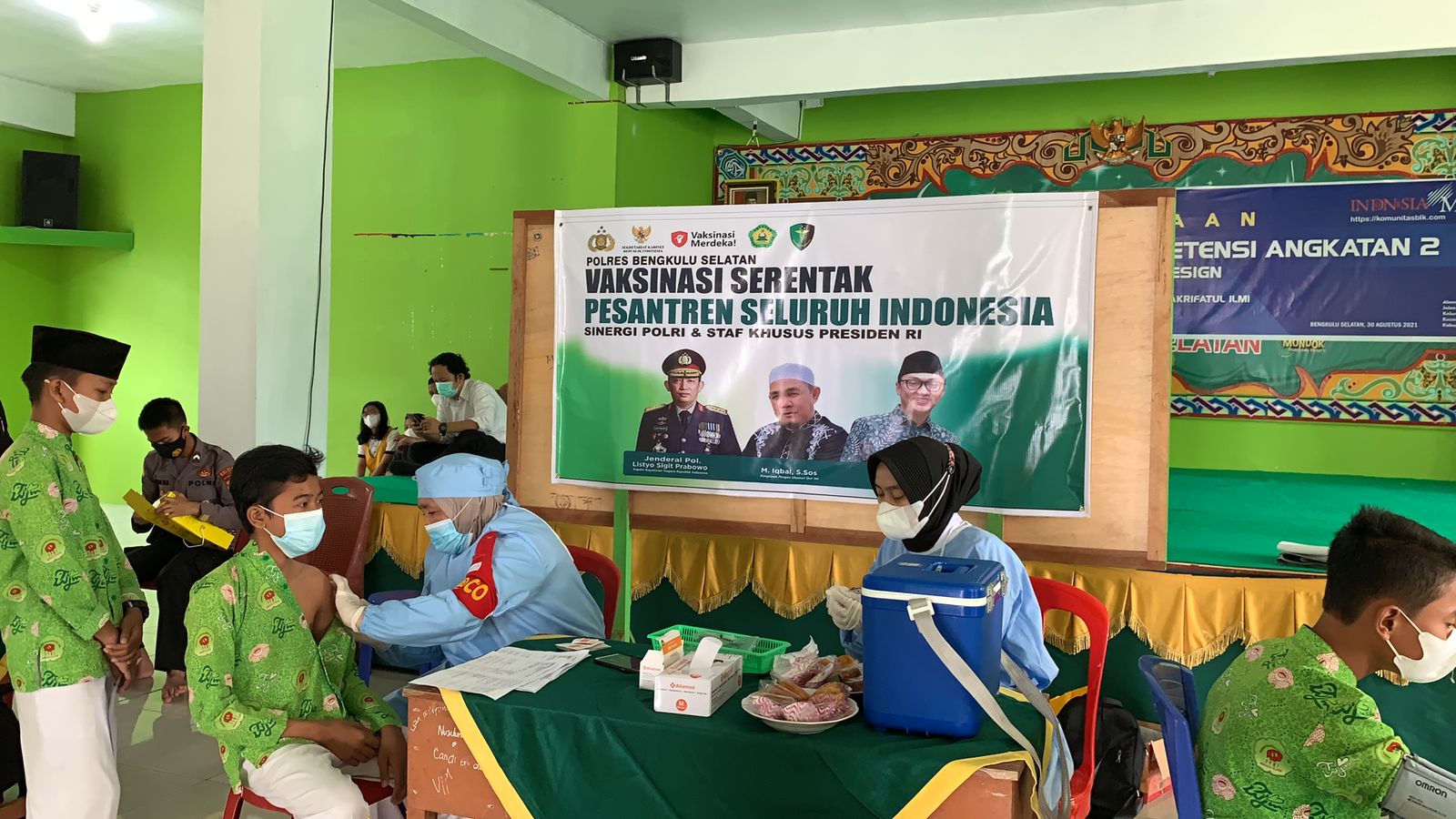 Vaksinasi Serentak Polres BS Sambangi Ponpes Makrifatul Ilmi