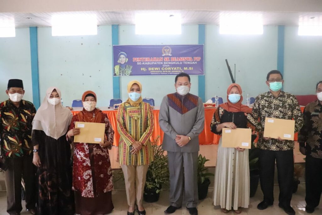 Wakil Bupati Bengkulu Tengah Menghadiri Acara Pemberian Ttambahan Beasiswa PIP Dari Kementerian Pendidikan  Kebudayaan  Dan Teknologi Republik Indonesia