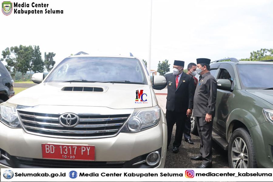 Penyerahan Empat Unit Mobil Dinas Kepada Pejabat Di Lingkungan Pemerintahan Kabupaten Seluma