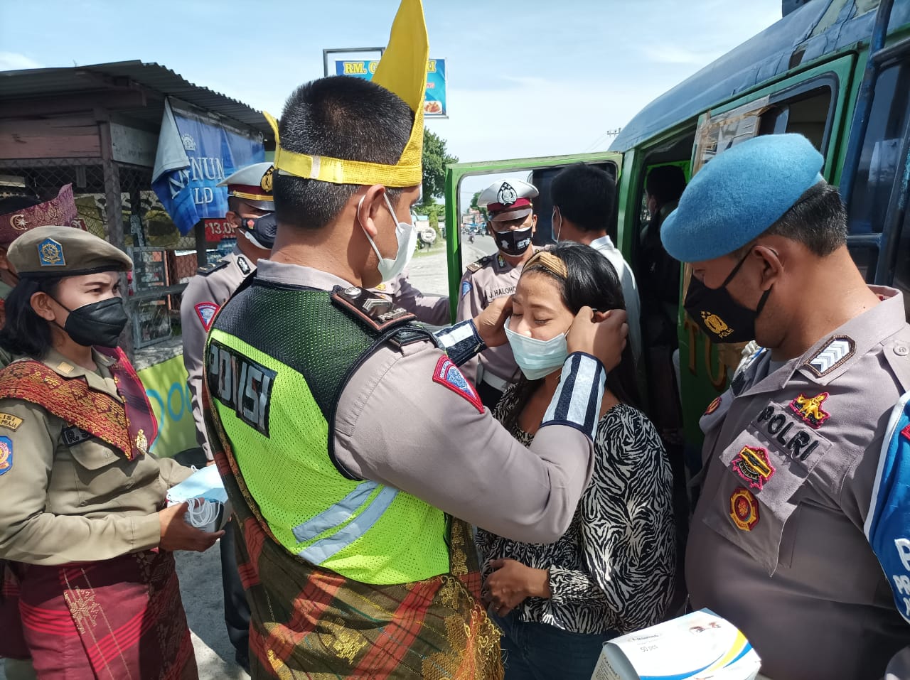 Personil Sat Lantas Polres Batu Bara Kenakan Baju Adat Melayu Dalam Ops Patuh Toba