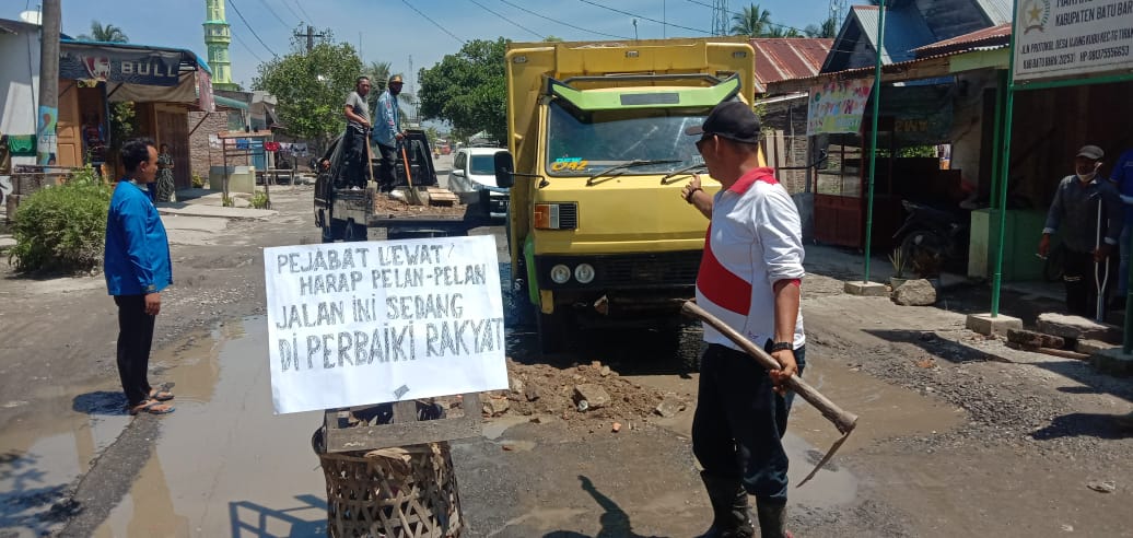 Tak Kunjung Dibenahi Gabungan Tokoh Pemuda Nibung Hangus Inisatif Timbun Jalan Berlubang 