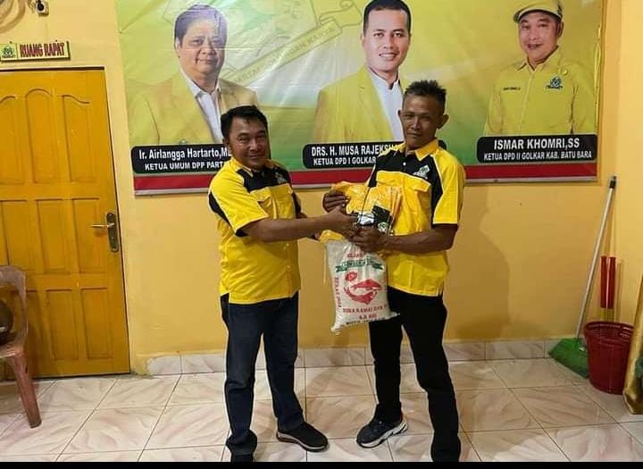 Ketua DPD Golkar Batubara Berikan Baju Seragam Kepimpinan Seluruh Desa 
