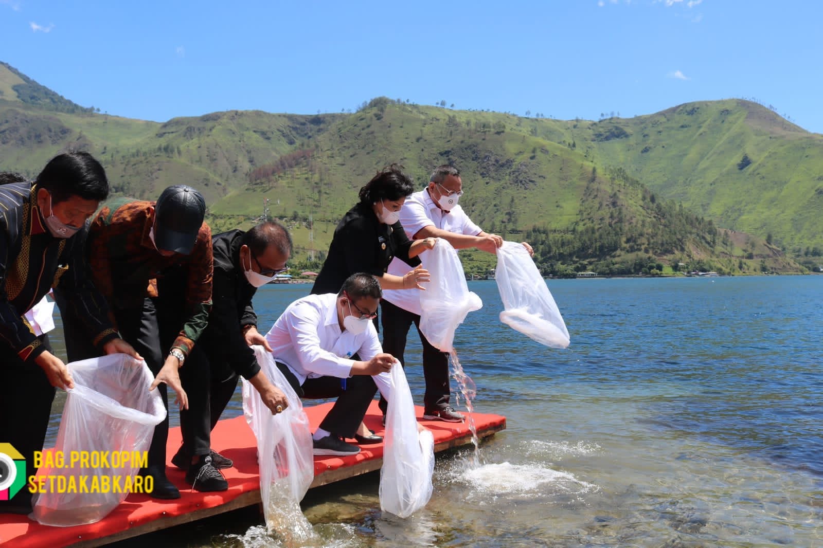 Bupati Karo dan Komisi IV DPR RITabur 65 Ribu Bibit Ikan Ke Kawasan Danau Toba Tongging