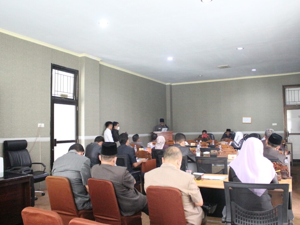 DPRD Bengkulu Tengah Gelar Rapat Paripurna Terkait Pandnagan Umum Fraksi-Fraksi Terhadap Nota Keuangan APBDP Tahun 2021 Dan Jawaban Bupati Terhadap RAPBDP