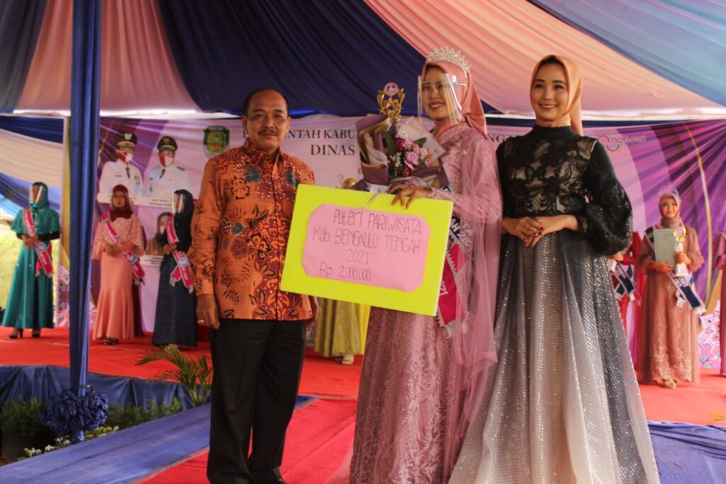 Dari 17 Peserta Oktania Wulandari Terpilih Menjadi Putri Pariwisata Tahun 2021