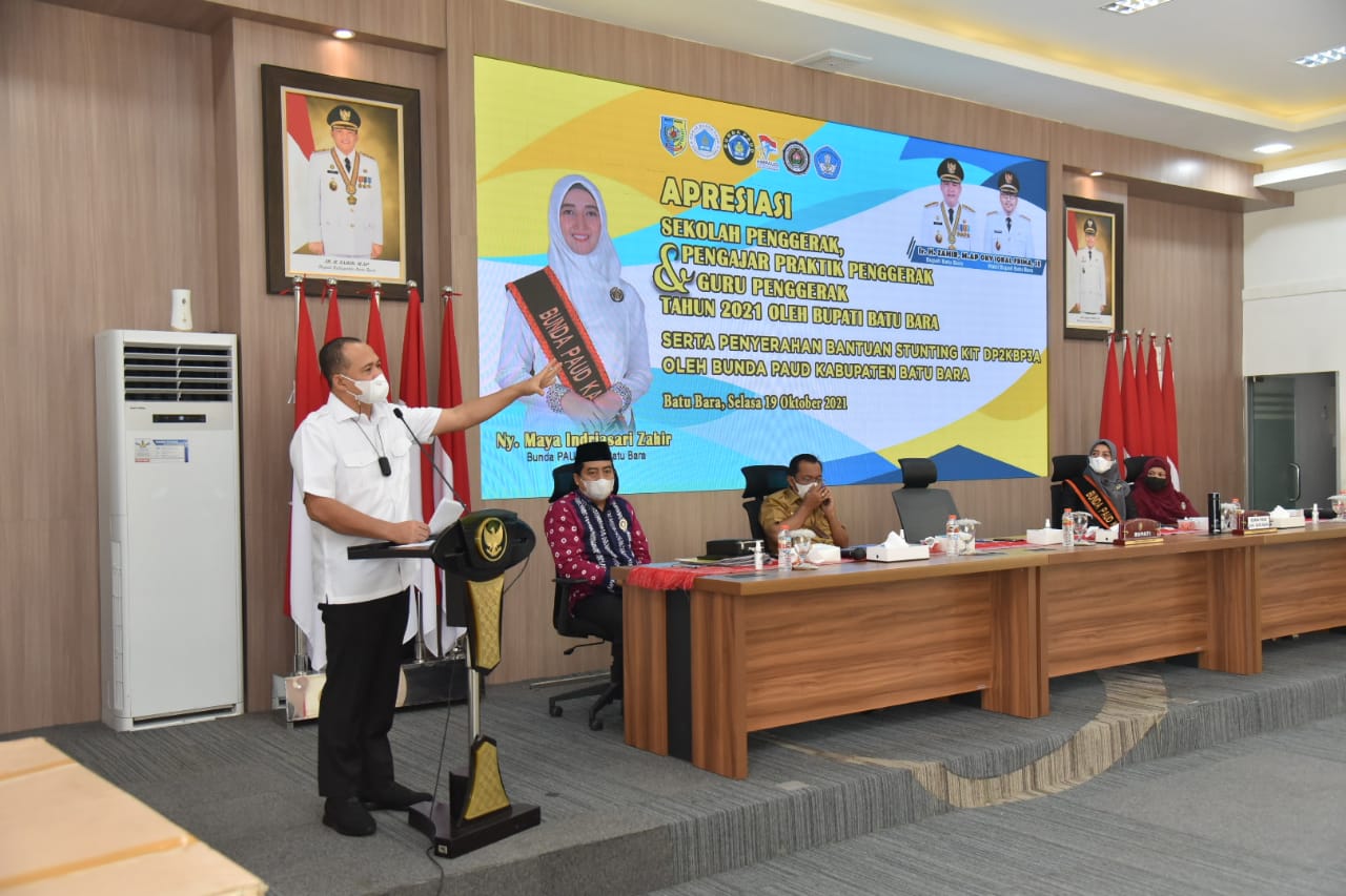 Bupati Batubara Berikan Sertifikat Penghargaan Ke Sekolah Penggerak 