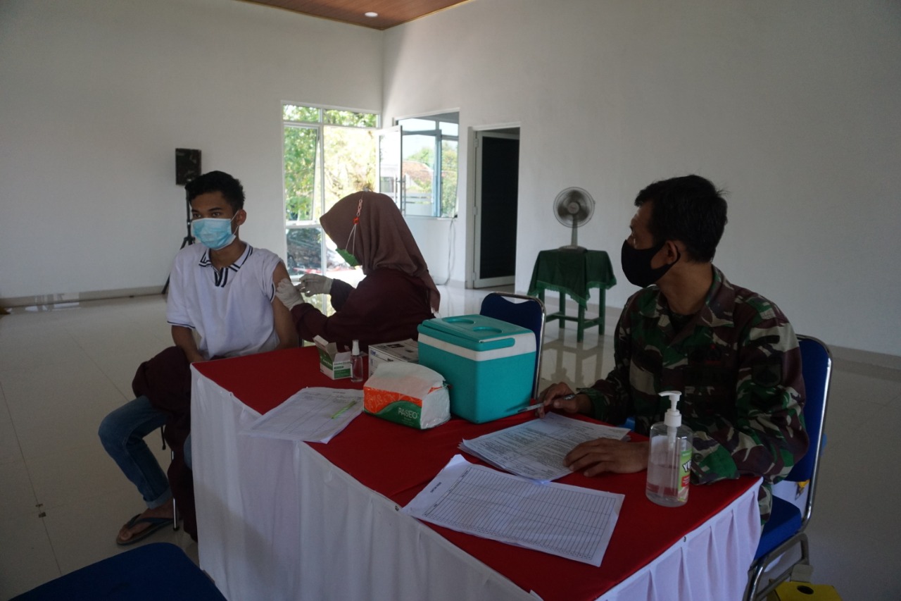 Kodim Batang Gelar Vaksinasi Bagi Warga Penerima BTPKLW