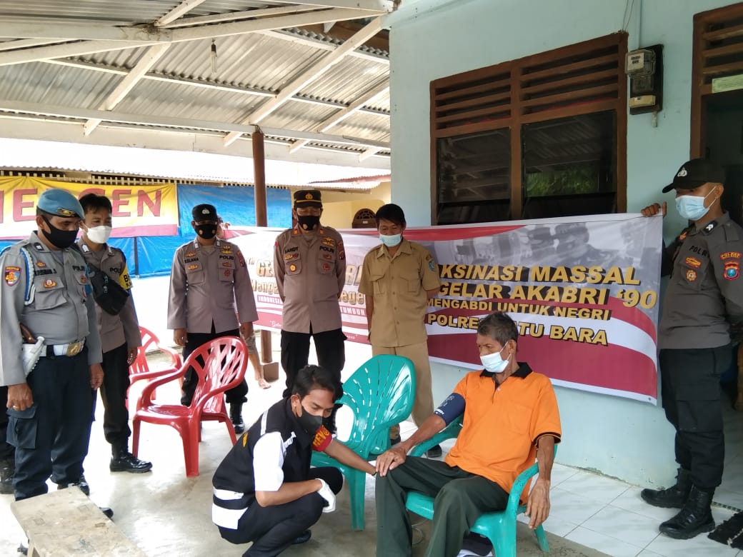 Personil Polsek Indrapura Mobilisasi Warga Sukseskan Vaksinasi