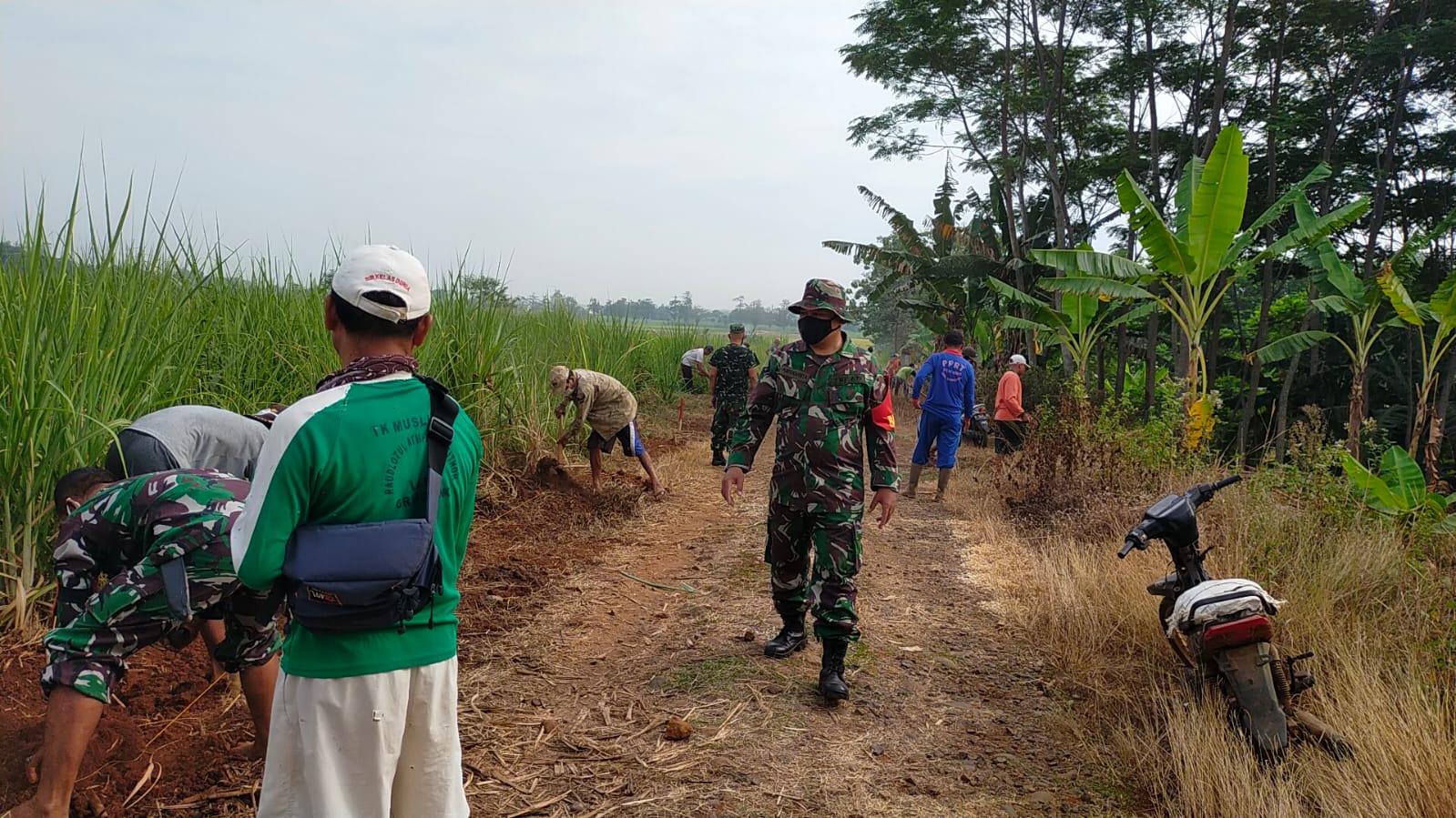 Bantu Warga Koramil 03/Gringsing Adakan Karya Bakti 