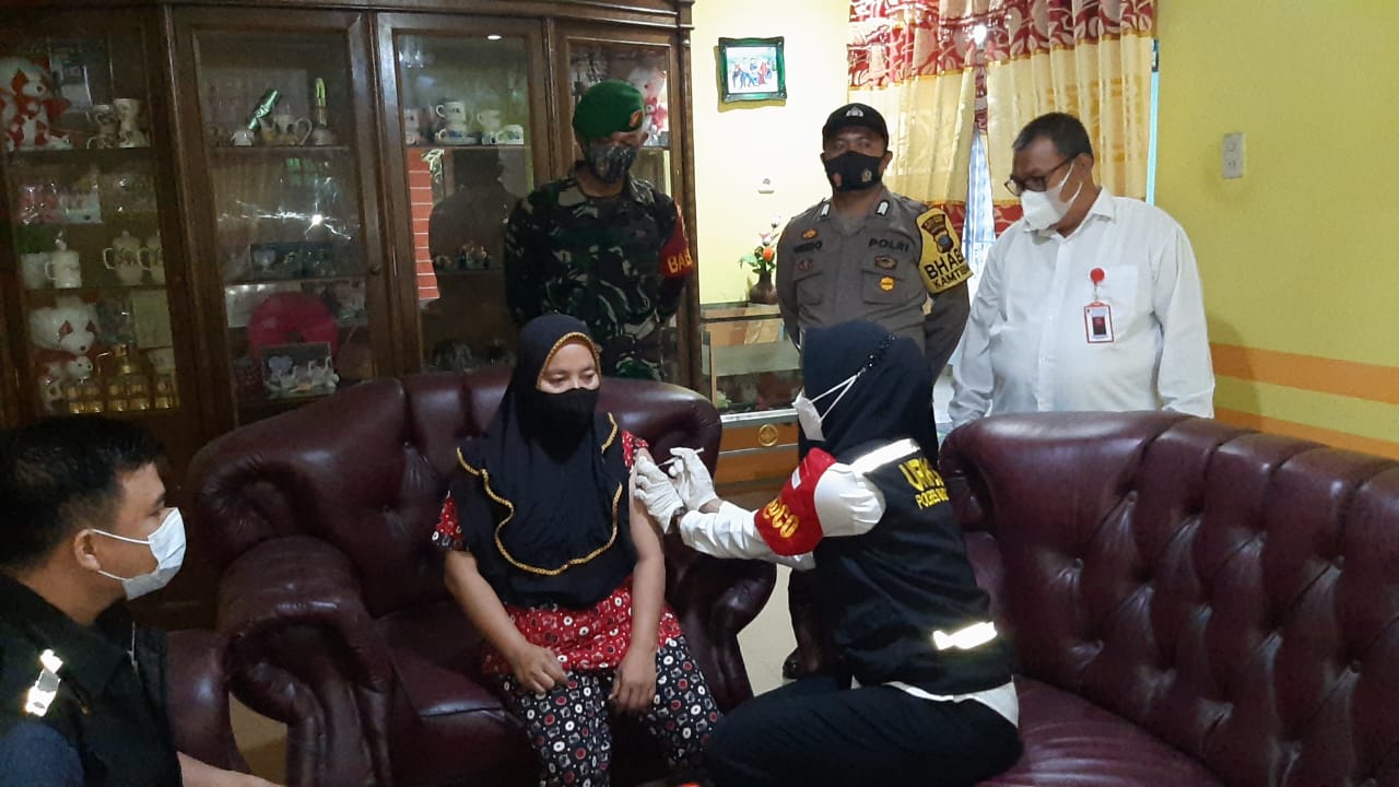 Polres Batubara-TNI dan Dinkes Gelar Vaksinasi Door to Door di Empat Negeri