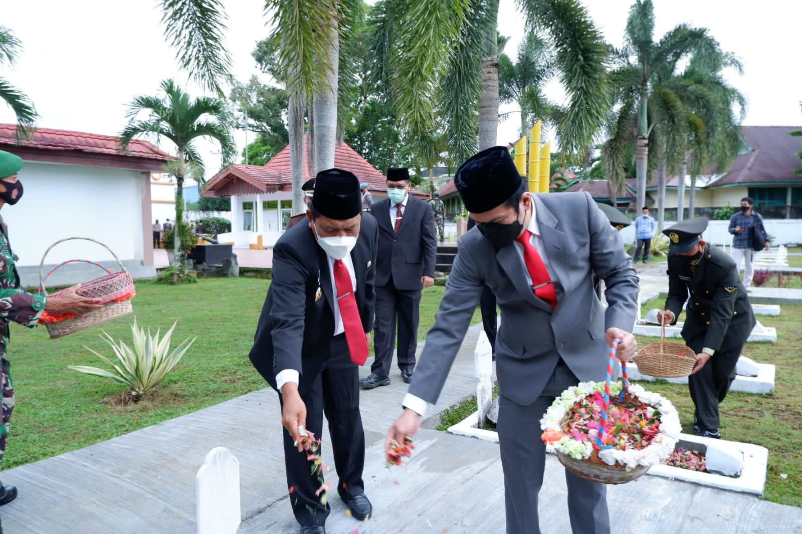 Hari Pahlawan Pemkab BU Gelar Upacara Ziarah Kubur dan Tabur Bunga