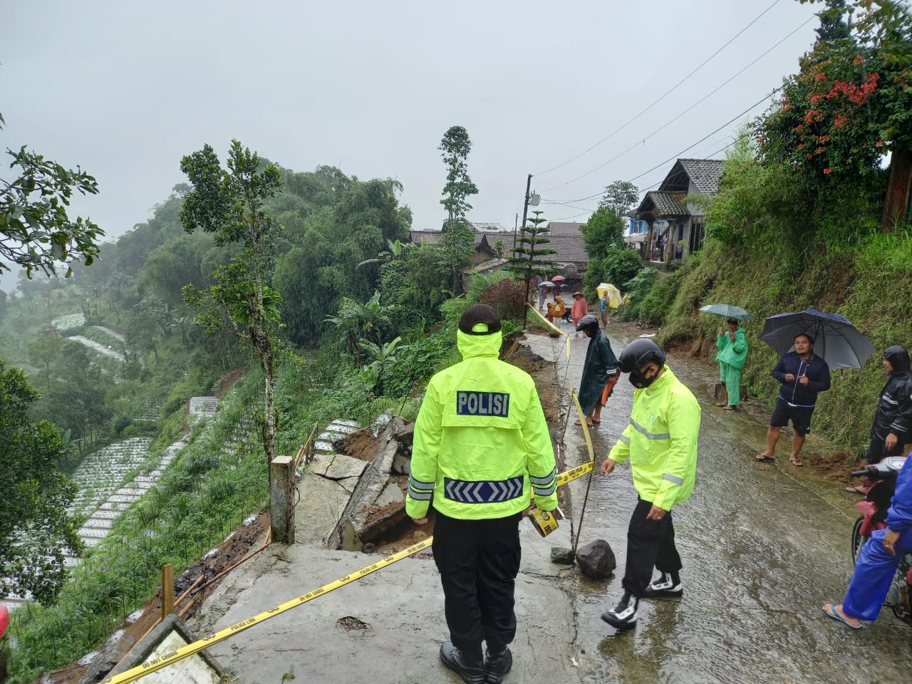 Longsor di Ketep Polsek Sawangan Pasang Garis Polisi Dan Rambu Petunjuk Jalan