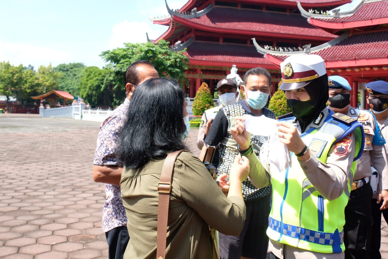 Polda Jateng Bagikan Masker dan Disinfektan di Sam Po Kong