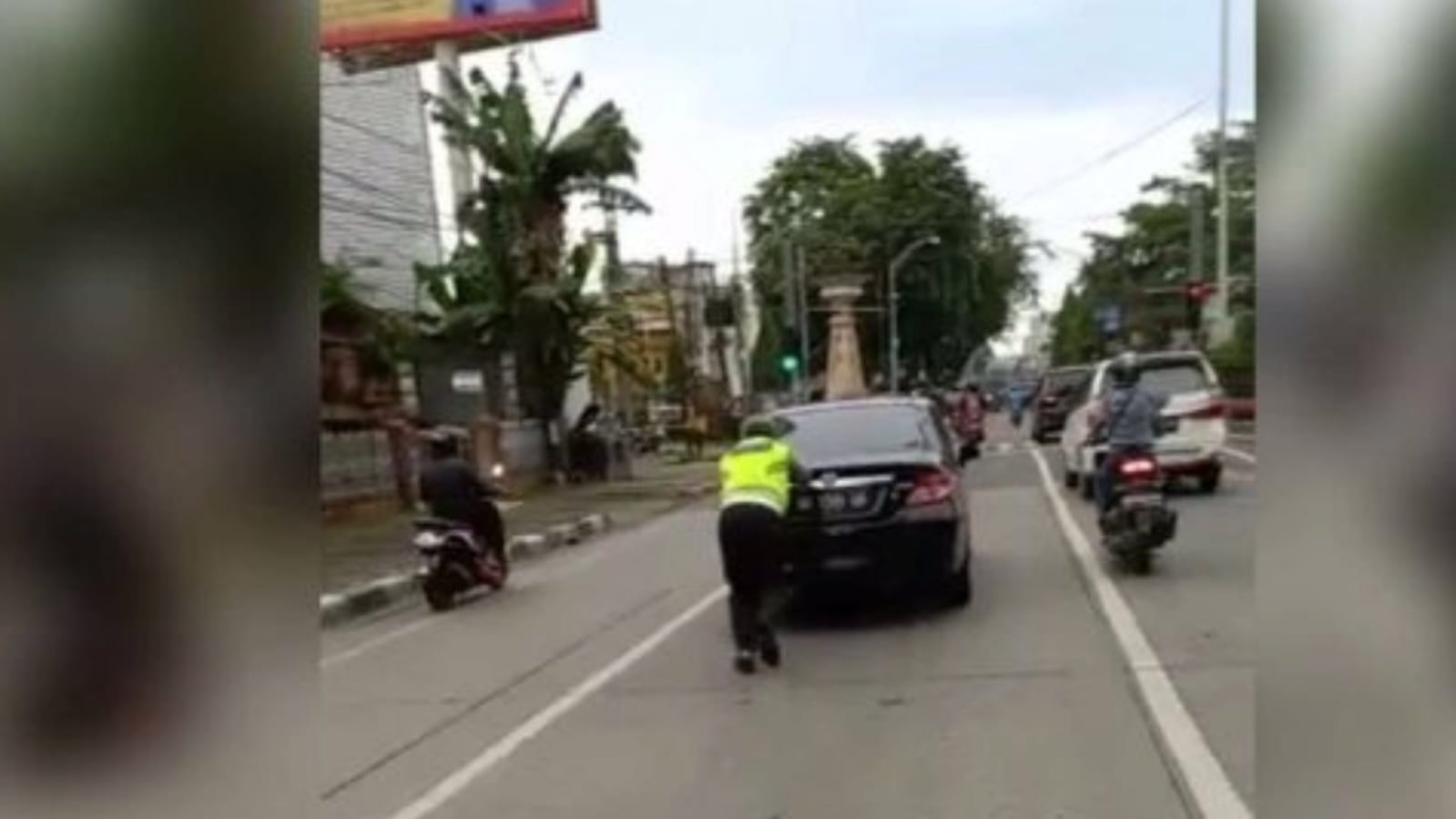 Viral Video Polantas Dorong Mobil Mogok Warga: Polisi Humanis