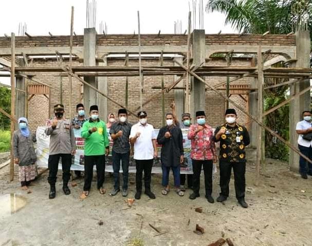 Bupati Zahir Berikan Bantuan 100 Sak Semen Ke Yayasan Pesantren