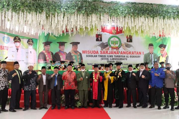 Pesan Bupati Kepada Wisudawan : Jangan Cepat Bangga Diri dan Puas