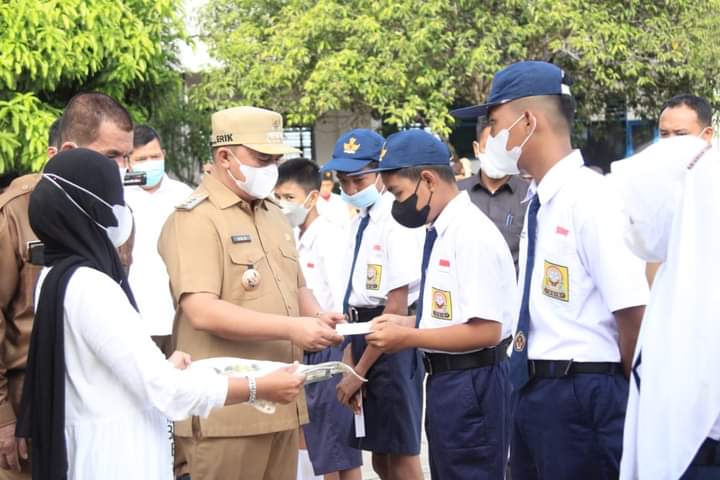 Bupati Hadiri Pemberian Santunan kepada Siswa Yatim Piatu SMPN 3 Labuhanbatu