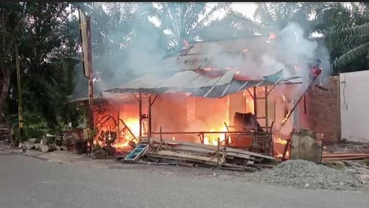 Satu Unit Rumah di Sei Bejangkar Ludes Dilalap Si Jago Merah 