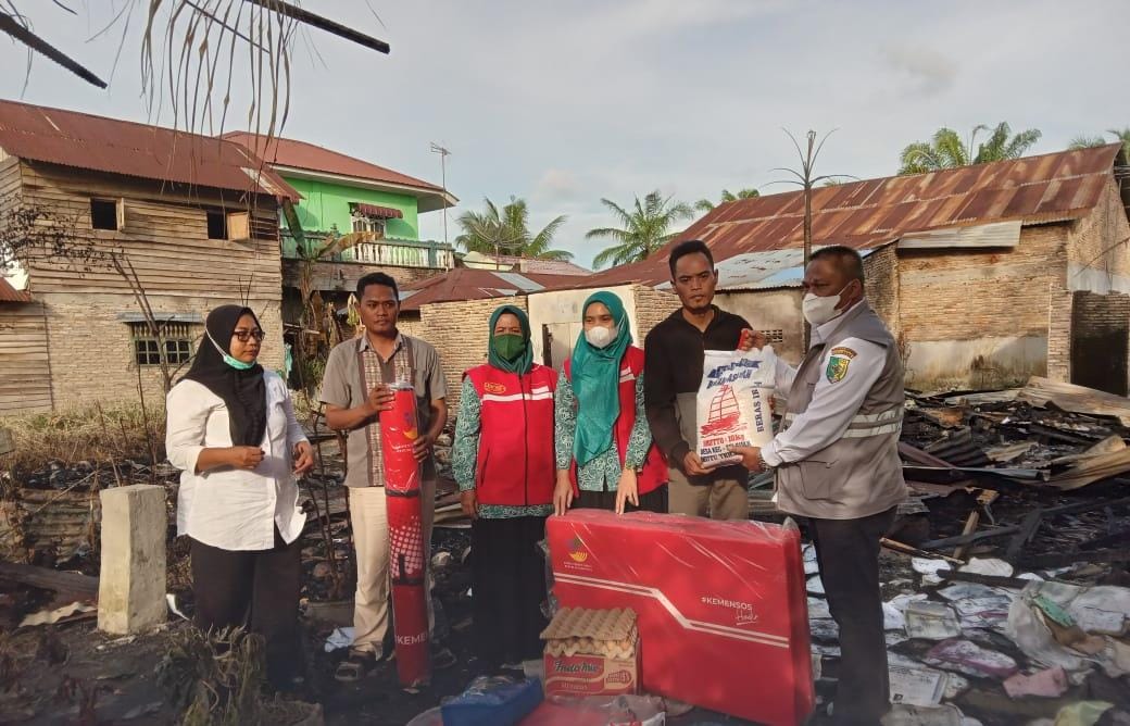 Dinsos Bantu Korban Kebakaran Riyadi Sampaikan Salam Bupati Zahir