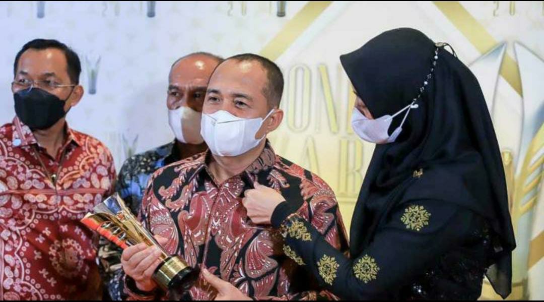 Bupati Batubara Terima Penghargaan Indonesia Awards 2021 