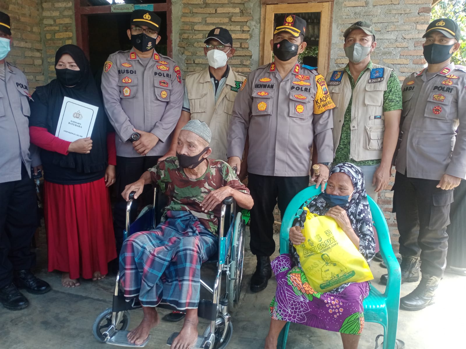 Kapolres Batubara Berikan Kursi Roda Kepada Warga Mengalami Kelumpuhan