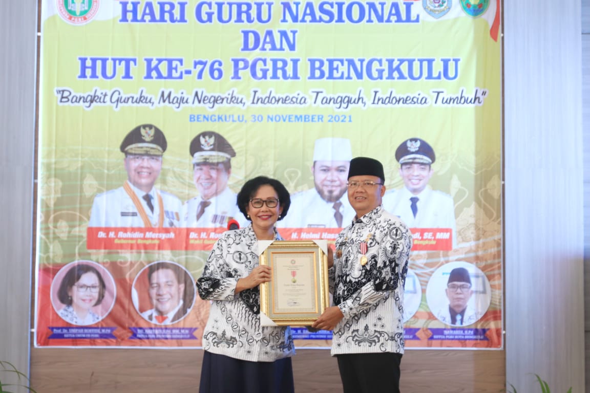Tingginya Perhatian Terhadap Dunia Pendidikan Gubernur Rohidin Terima Anugerah Dwija Praja Nugraha