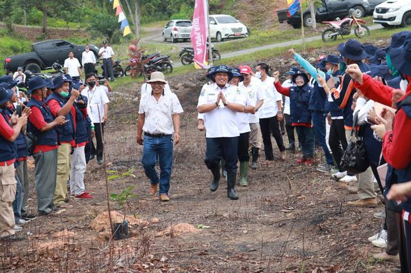 Bupati Tanam Perdana Pohon Buah Di Hutan Kota Kabupaten Seluma