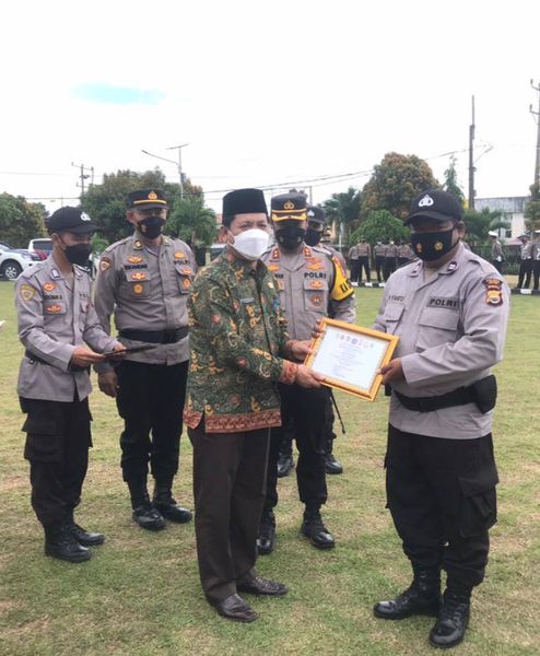 Bupati Seluma Beri Piagam Penghargaan Kepada Vaksinator Covid-19 Polres