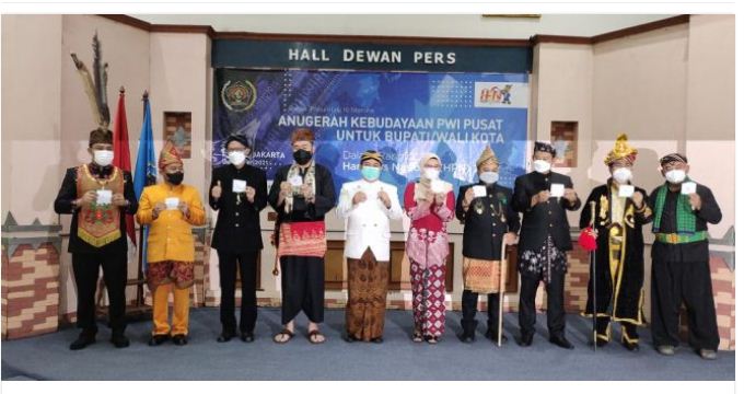 Tongkat Walikota Bengkulu Curi Perhatian Audiens di Acara Anugerah Kebudayaan PWI